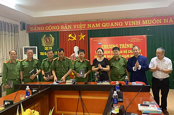 Toàn cảnh buổi lễ trao tặng sách.