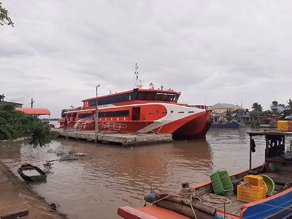 Tàu cao tốc chạy trên sông Trần Đề.