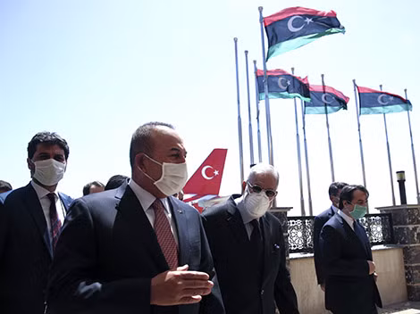 Ngoại trưởng Thổ Nhĩ Kỳ Mevlut Cavusoglu tại Tripoli, đầu tháng 6.