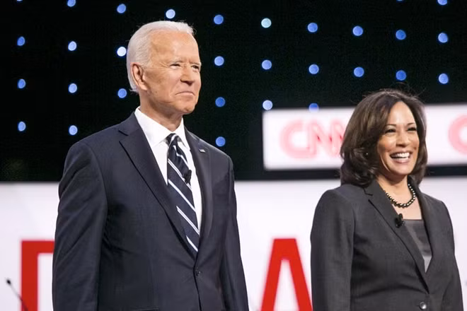 Cựu Phó Tổng thống Joe Biden và Thượng nghị sỹ Kamala Harris. Ảnh: Bloomberg.