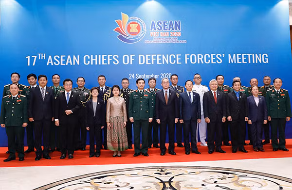 Thứ trưởng Phan Văn Giang, các Đại sứ và Tùy viên Quốc phòng các nước ASEAN chụp ảnh chung.