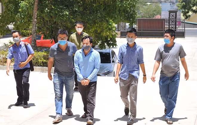 Cơ quan điều tra dẫn giải các đối tượng đến nơi làm việc để tiến hành việc khám xét. Cơ quan điều tra dẫn giải các đối tượng đến nơi làm việc để tiến hành việc khám xét.
