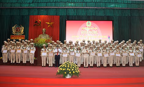 Thượng úy Bùi Đức Chí được tôn vinh tại Hội nghị Công an tỉnh Hòa Bình.
