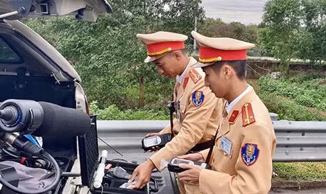Các chốt kiểm tra đều chuẩn bị sẵn rất nhiều ống thổi dùng một lần để kiểm tra nồng độ cồn.