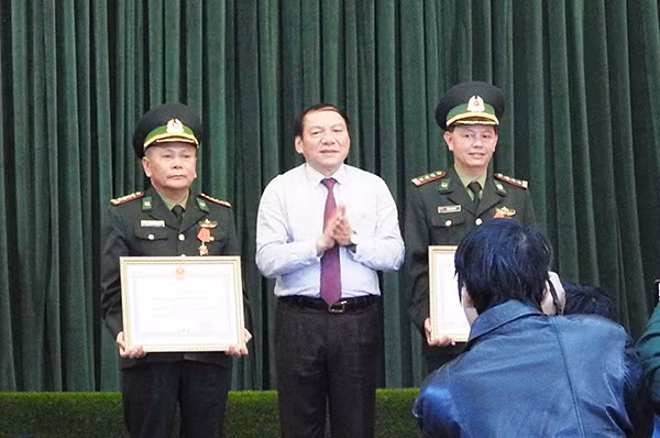 Trao tặng Huân chương Chiến công hạng ba của Chủ tịch nước cho tập thể và cá nhân.