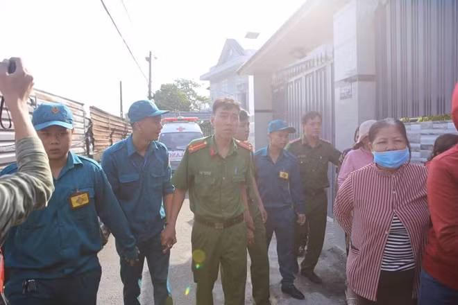 Người dân bàng hoàng khi chứng kiến cảnh tượng vụ cháy.