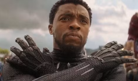 Hành động khoát tay qua hai vai cùng câu nói “Wakanda Forever” sẽ sống mãi sau sự ra đi của Chadwick Boseman.