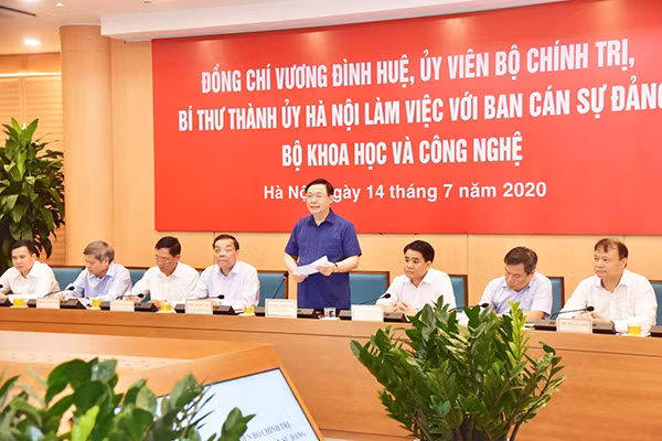 Bí thư Thành ủy Hà Nội Vương Đình Huệ phát biểu tại buổi làm việc.