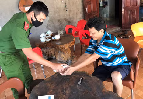 Công an thị trấn Trà Xuân “đi từng ngõ, gõ từng nhà” phòng, chống dịch COVID-19. Công an thị trấn Trà Xuân “đi từng ngõ, gõ từng nhà” phòng, chống dịch COVID-19.