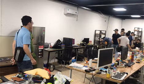 Cơ quan Công an kiểm tra, thu giữ các phương tiện, thiết bị trong đường dây của Trương Ngọc Tú.