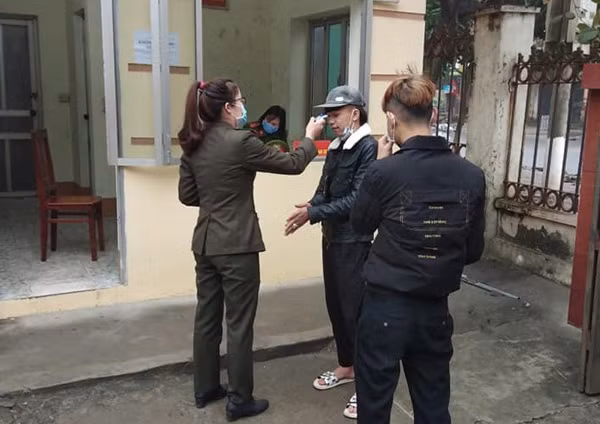 Nữ cán bộ Công an huyện Bình Xuyên đo thân nhiệt cho người dân đến làm thẻ căn cước. Nữ cán bộ Công an huyện Bình Xuyên đo thân nhiệt cho người dân đến làm thẻ căn cước.