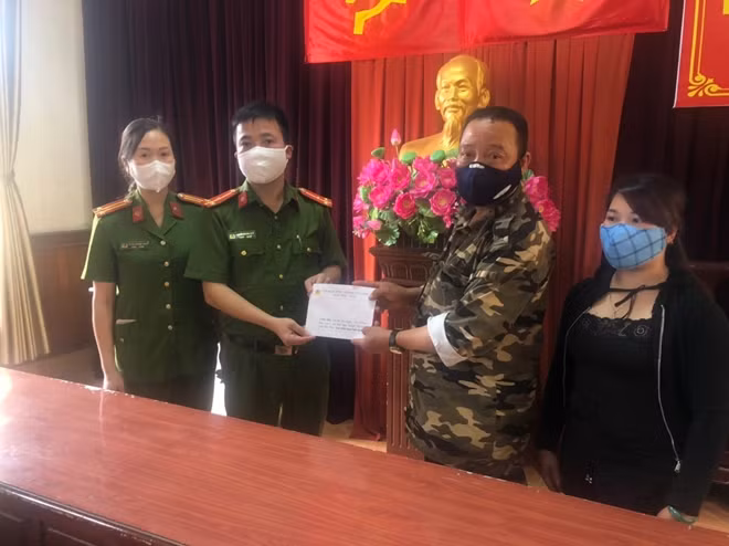 Công an tỉnh Phú Thọ quyên góp tiền ủng hộ gia đình chị Hà Thị Chiến.