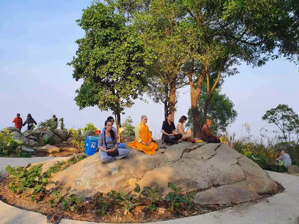 Giữa núi xanh, trời biếc và không gian thanh tịnh, an nhiên của ngôi chùa Bà linh thiêng nổi tiếng, mỗi người sẽ bình an trở về với chính mình, trong những phút giây thư thái thế này, để tìm thấy hạnh phúc cho tâm hồn.