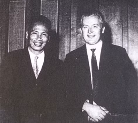 Thủ tướng Phạm Văn Đồng và tác giả bài viết (ảnh chụp năm 1964).
