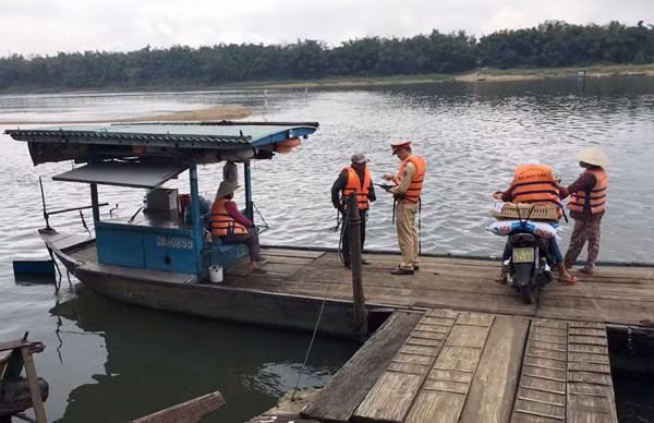 Công an huyện Đại Lộc kiểm tra bến đò ngang hoạt động trên sông Vu Gia. Công an huyện Đại Lộc kiểm tra bến đò ngang hoạt động trên sông Vu Gia.