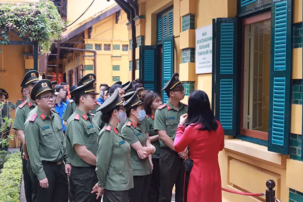 Đoàn tới thăm các di tích gắn liền với cuộc đời và sự nghiệp cách mạng vẻ vang của Bác.