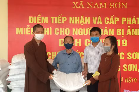 Gạo được chia tận tay người nghèo ở xã Nam Sơn.