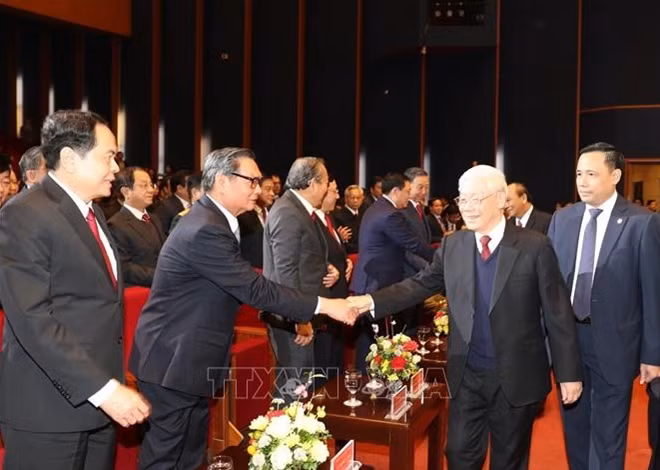 Tổng Bí thư, Chủ tịch nước Nguyễn Phú Trọng với các đồng chí lãnh đạo, nguyên lãnh đạo Đảng, Nhà nước và các đại biểu dự Lễ kỷ niệm.