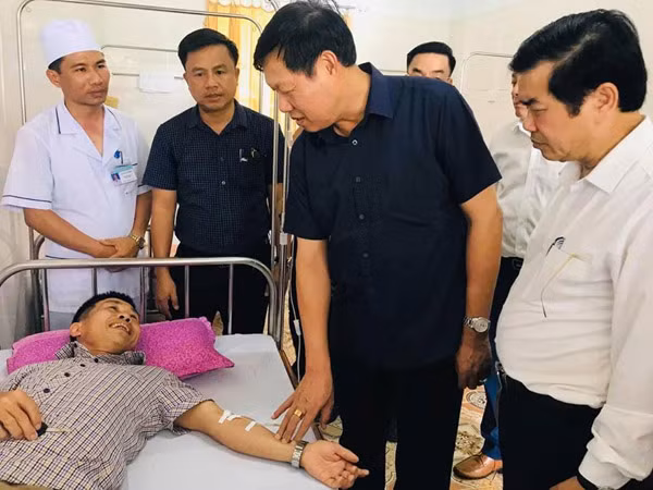 Thứ trưởng Bộ Y tế Đỗ Xuân Tuyên thăm bệnh nhân đang điều trị tại Trạm Y tế thị trấn Phố Châu.