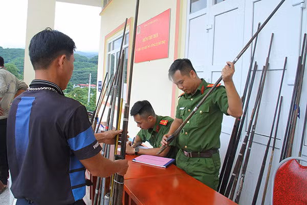 Tại điểm thu hồi vũ khí tự chế và công cụ hỗ trợ lực lượng Công an xã đã tiếp nhận nhiều súng tự chế do người dân giao nộp.