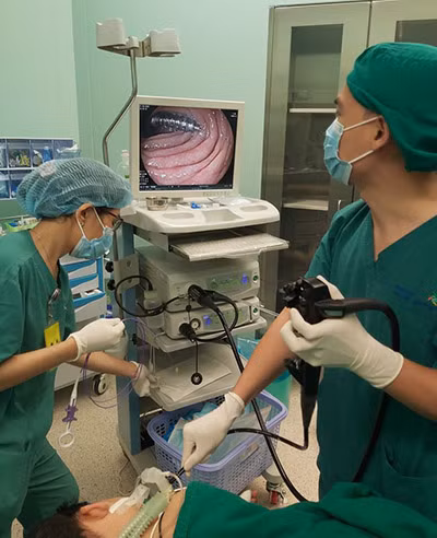 Bác sĩ nội soi chiếc đinh trong bụng bệnh nhi 2 tuổi.