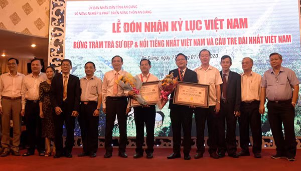 Lãnh đạo Hội Kỷ lục Việt Nam, lãnh đạo tỉnh An Giang, lãnh đạo Tập đoàn Sao Mai, lãnh đạo Công ty CP Cổ phần Du lịch An Giang chụp ảnh lưu niệm.