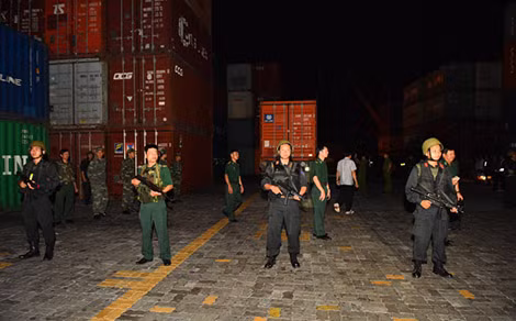 Công an bắt giữ ma túy trong container tại cảng Cát Lái.