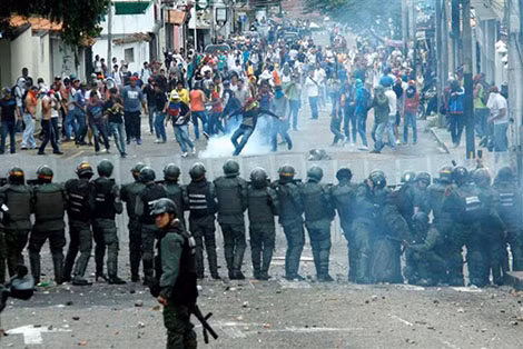 Chính trường Venezuela vẫn chìm trong khủng hoảng.