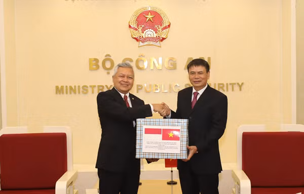 Thông qua Đại sứ Ibnu Hadi, Trung tướng Trương Văn Thông trao khẩu trang của Bộ Công an Việt Nam gửi tặng các Cơ quan thực thi pháp luật Indonesia. Thông qua Đại sứ Ibnu Hadi, Trung tướng Trương Văn Thông trao khẩu trang của Bộ Công an Việt Nam gửi tặng các Cơ quan thực thi pháp luật Indonesia.