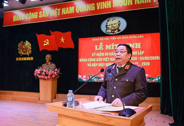 Thiếu tướng Lê Văn Thắng, Giám đốc Học viện ANND phát biểu tại lễ mít tinh.