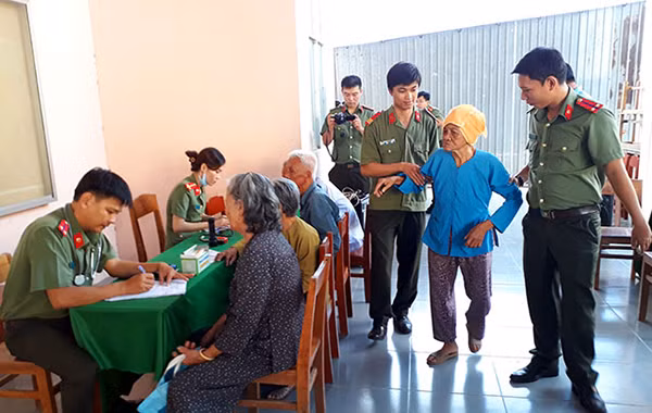 Y, bác sĩ Bệnh viện Công an TP Cần Thơ khám bệnh, cấp phát thuốc miễn phí cho người dân.