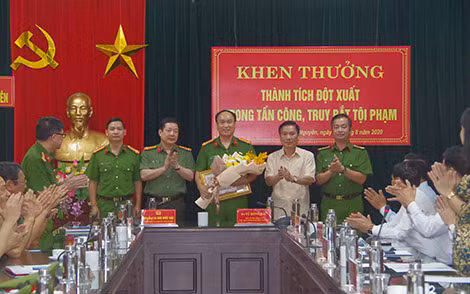 Chủ tịch UBND tỉnh Thái Nguyên Vũ Hồng Bắc thưởng "nóng" 40 triệu đồng cho hai đơn vị chủ công điều tra khám phá vụ án.