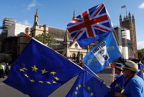 Brexit gây tác động tiêu cực đáng kể tới nền kinh tế Anh. Brexit gây tác động tiêu cực đáng kể tới nền kinh tế Anh.