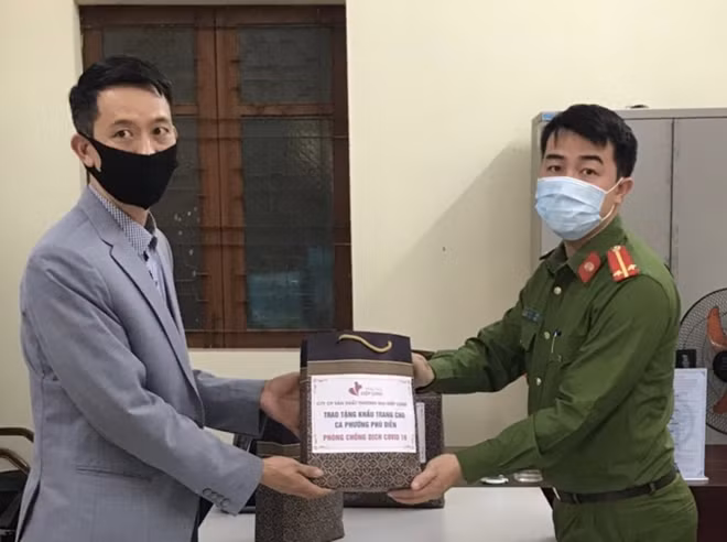 Trao tặng khẩu trang cho Công an phường Phú Diễn.