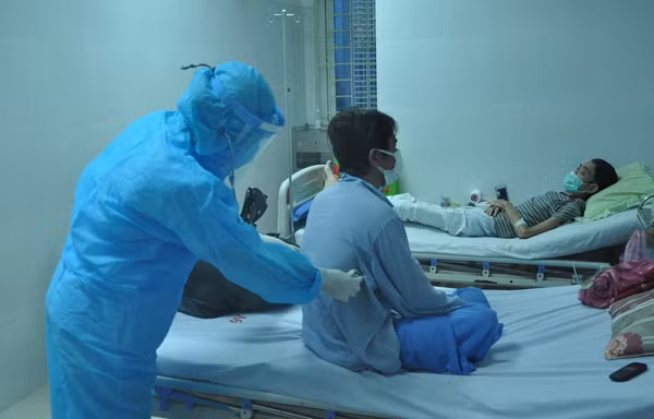 Bác sĩ, Thiếu tá Lê Thị Xuân thăm khám cho các bệnh nhân đang được cách ly tại Khoa Truyền nhiễm BV 199. Bác sĩ, Thiếu tá Lê Thị Xuân thăm khám cho các bệnh nhân đang được cách ly tại Khoa Truyền nhiễm BV 199.
