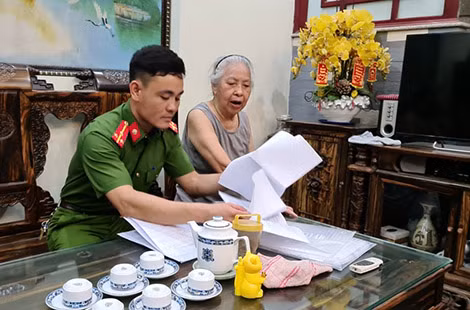 Cảnh sát khu vực hướng dẫn người dân kê khai thông tin cá nhân. Cảnh sát khu vực hướng dẫn người dân kê khai thông tin cá nhân.