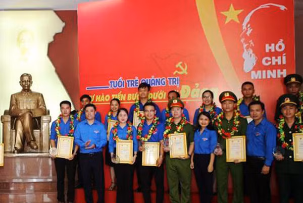 Thượng úy Nguyễn Đức Đông và Trung úy Nguyễn Hữu Phúc cùng được vinh danh vào dịp kỉ niệm 130 Ngày sinh Chủ tịch Hồ Chí Minh.