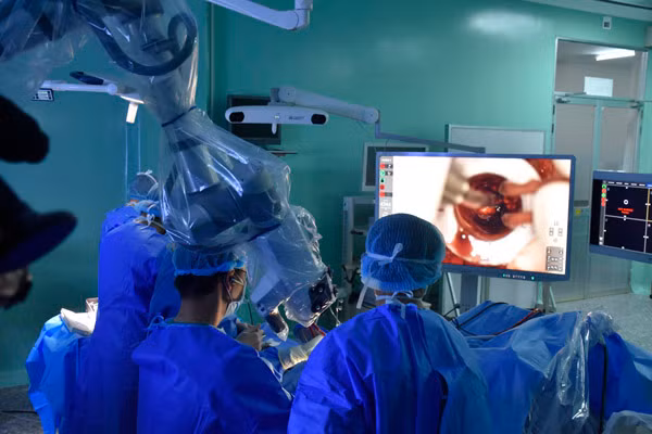 Ekip các BS Ngoại thần kinh BV Nhân dân 115 trong một ca mổ u não cho bệnh nhân với hỗ trợ của robot. Ekip các BS Ngoại thần kinh BV Nhân dân 115 trong một ca mổ u não cho bệnh nhân với hỗ trợ của robot.