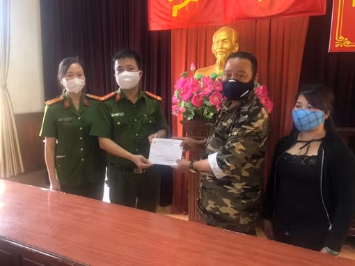 Hình ảnh đẹp chiến sỹ Công an thu gom cá giúp người dân ảnh 5