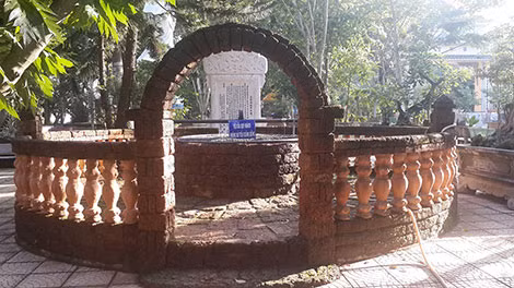 Giếng Phật trên núi Thiên Ấn.