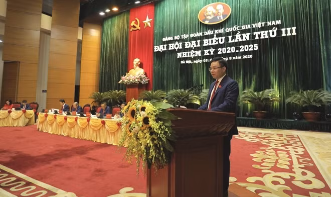 Đồng chí Lê Mạnh Hùng trình bày báo cáo tại Đại hội.