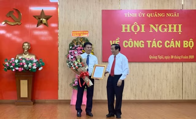 Đồng chí Đặng Ngọc Huy nhận quyết định luân chuyển, điều động và bổ nhiệm của Bộ Chính trị. Đồng chí Đặng Ngọc Huy nhận quyết định luân chuyển, điều động và bổ nhiệm của Bộ Chính trị.