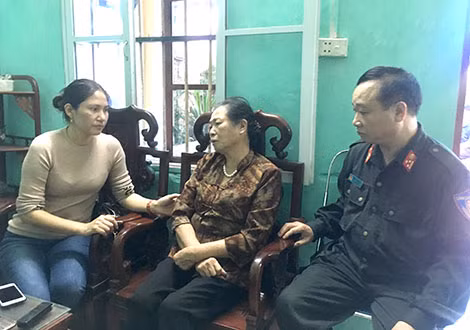 Từ khi Đại tá Nguyễn Huy Thịnh hi sinh, đồng đội của anh luôn bên cạnh động viên mẹ.