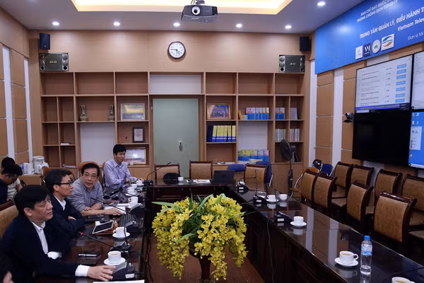 Phó Thủ tướng Vũ Đức Đam kiểm tra hoạt động của Trung tâm quản lý, điều hành trực tuyến hỗ trợ chuyên môn chẩn đoán, điều trị COVID-19 đặt tại trụ sở Bộ Y tế (Ảnh: VGP/Đình Nam).