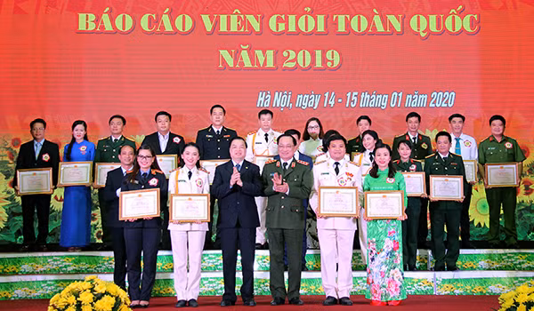 Thượng tướng Nguyễn Văn Thành, Thứ trưởng Bộ Công an và đồng chí Lê Mạnh Hùng, Phó Trưởng ban Tuyên giáo Trung ương trao giải nhì cho các thí sinh.