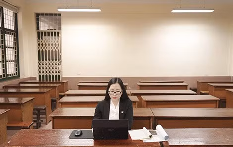 Cô Đỗ Thu Hà - Giáo viên Trường THCS-THPT Nguyễn Tất Thành (Hà Nội) trong giờ dạy trực tuyến. Cô Đỗ Thu Hà - Giáo viên Trường THCS-THPT Nguyễn Tất Thành (Hà Nội) trong giờ dạy trực tuyến.