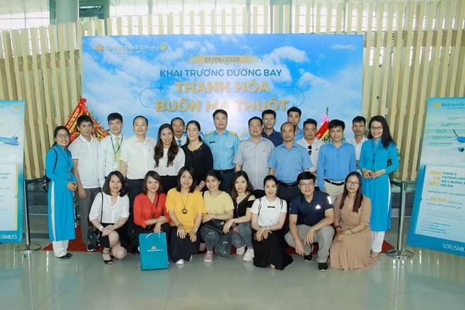 Hành khách trên chuyến bay chụp ảnh lưu niệm cùng phi hành đoàn.