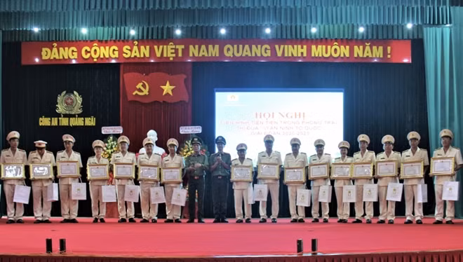 Tuyên dương các tập thể và cá nhân tiêu biểu giai đoạn 2015 - 2020.