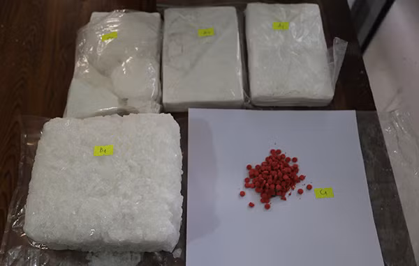 Đối tượng và tang vật vụ án.