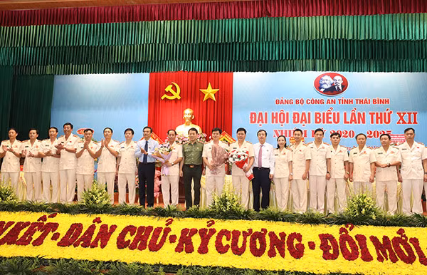 Ban Chấp hành Đảng bộ Công an tỉnh Thái Bình, nhiệm kỳ 2020 – 2025 ra mắt Đại hội.